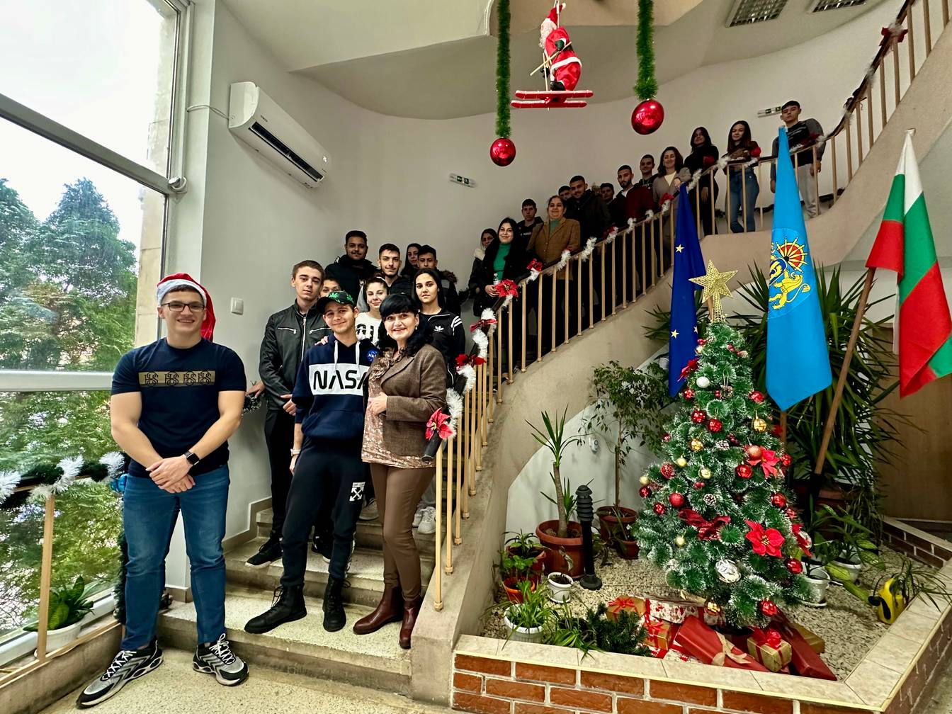 Ученици подредиха коледната украса в община Оряхово